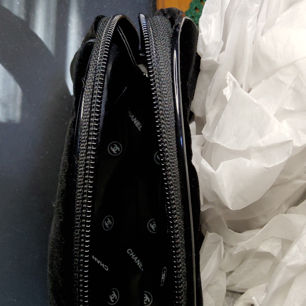 Chanel Parfums Black Velvet Pouch - Picture 6 of 8